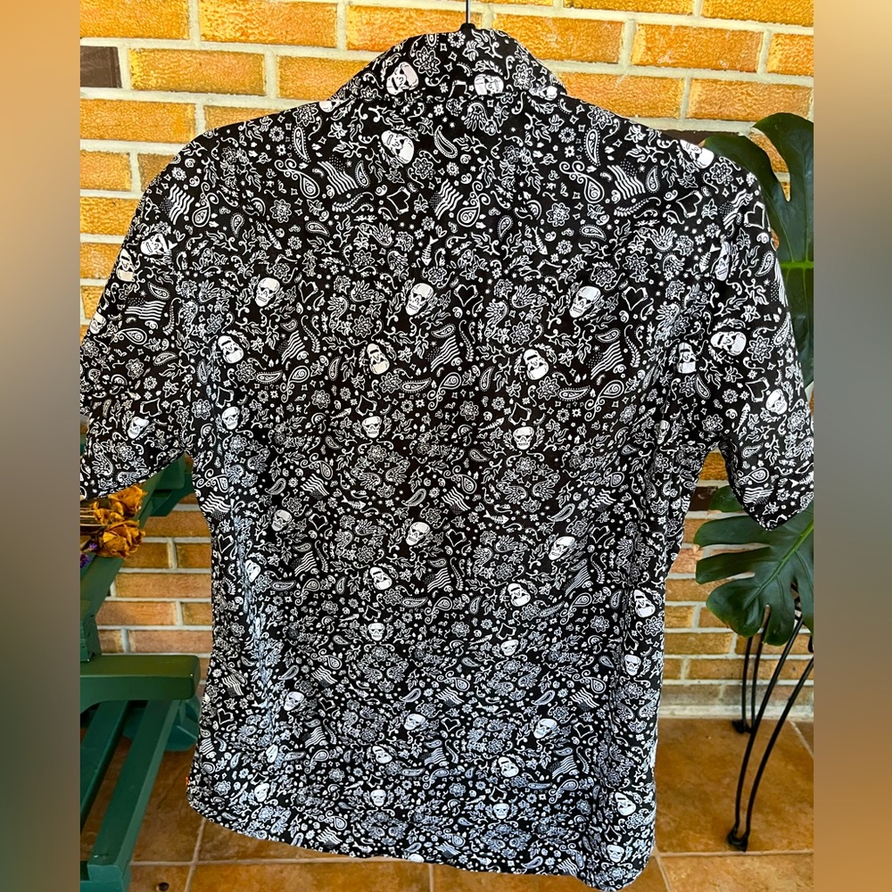 Short Sleeve Halloween Shirt! 🎃 Black and White, Medium (Fits like an XS)